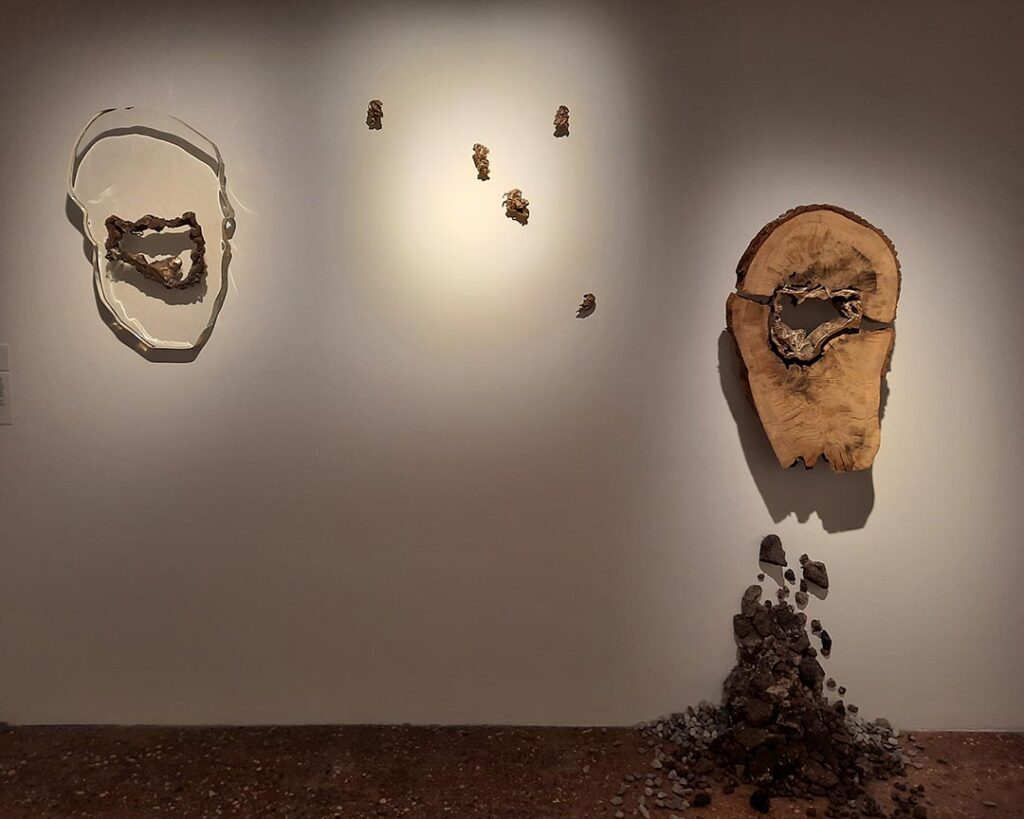 Cri de la nature I , Venetië ECC 2022 400x 300 x 30 cm , hout, lava, brons, epoxy