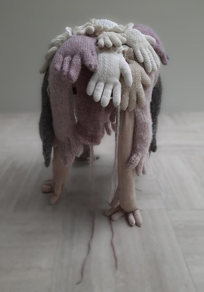 IN Touch I , 2023 80 x 50 cm , wol, zijde, katoen, metaal