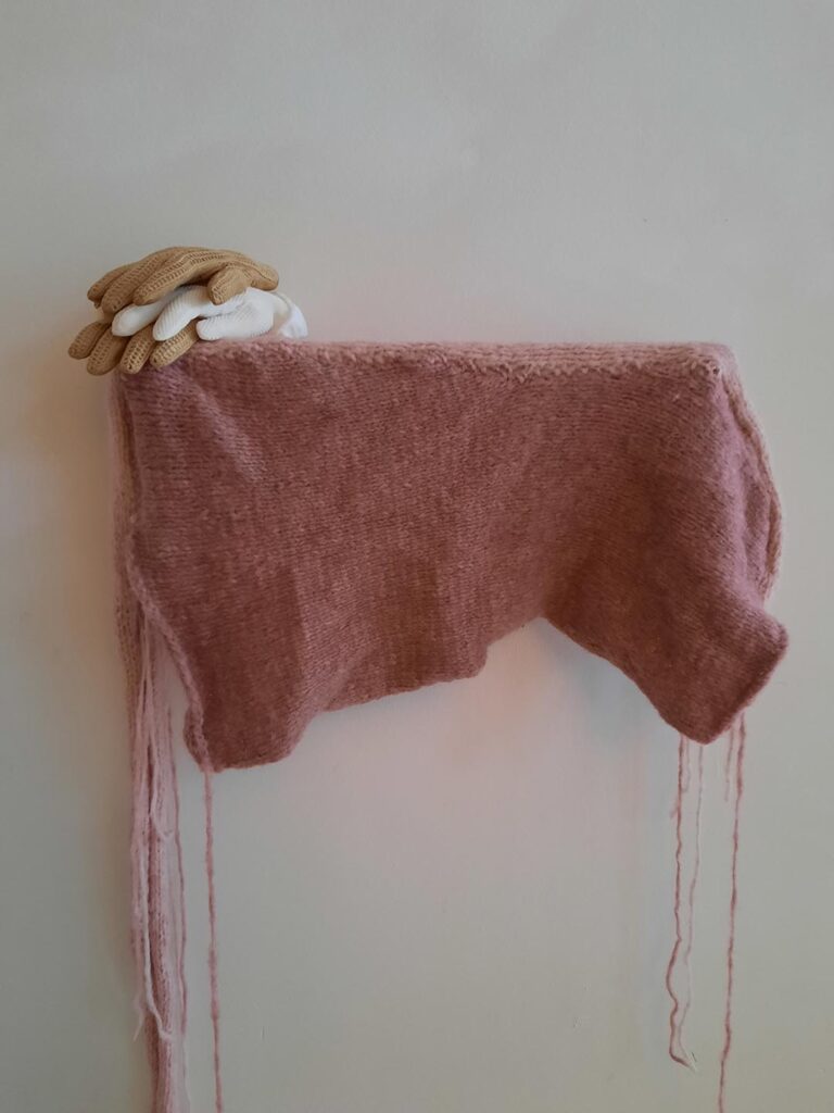 IN Touch II, 2023 60 x 45x 20 cm , wol, katoen, zijde, hout