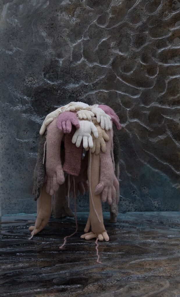 IN Touch III. 2023 120 x 80 x 60 cm , wol, zijde, metaal, polyurethaan, acryl , epoxy