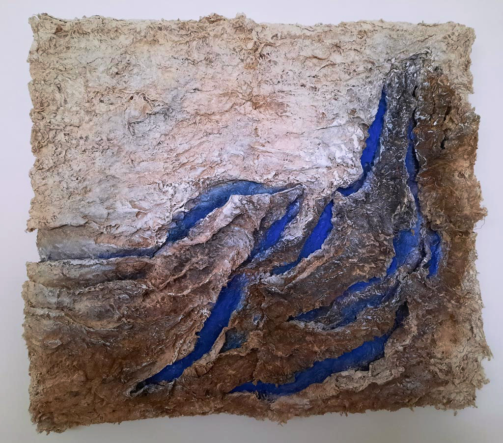 Recources III, 2021 125 x 125 x 8 cm , wol, gelatine, calcium, aluin, pigment, hout